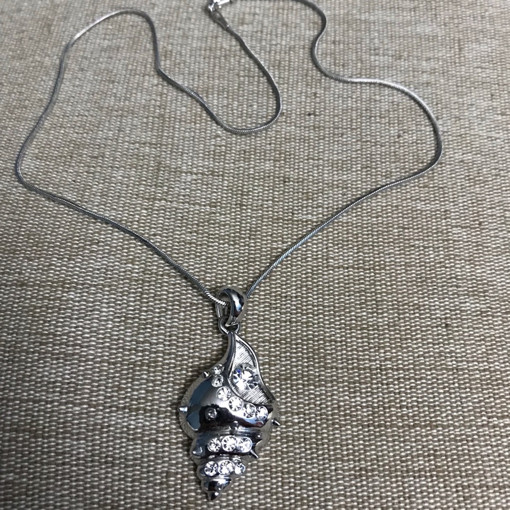 Silver Tone Seashell Pendant Necklace